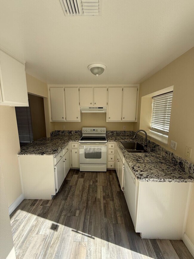 Building Photo - Spacious 2-Bedroom, 1-Bathroom Home in Sou...