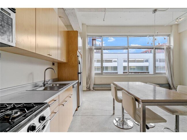 Building Photo - 700 N Washington Ave