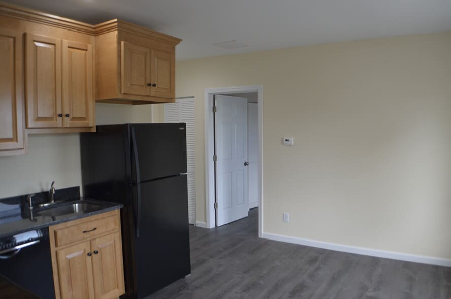 Building Photo - 563 Burritt St