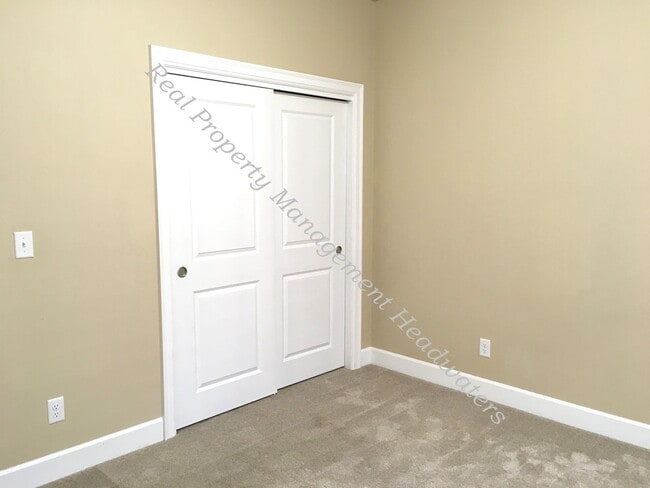 Building Photo - 5 Bedroom 3 Bath House for Rent