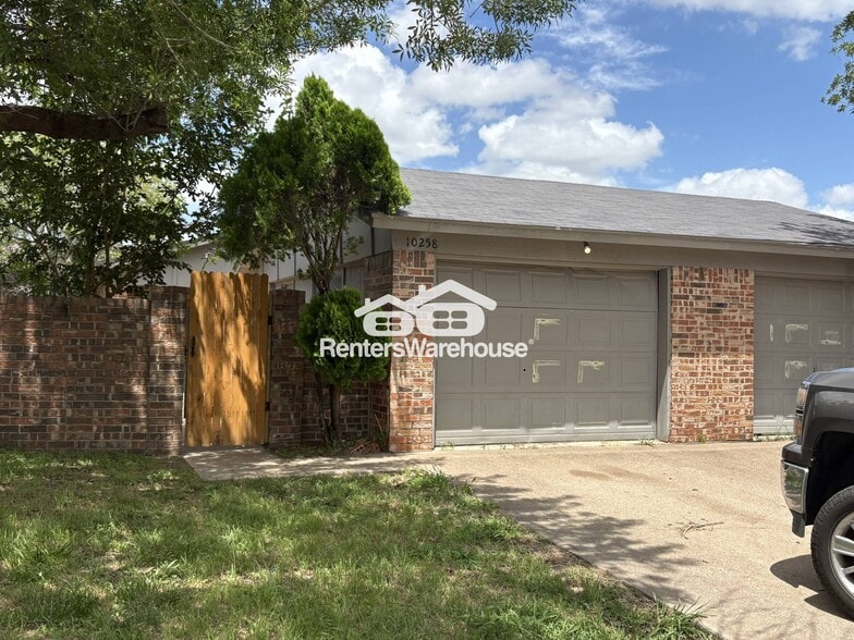 Building Photo - 10258 Maverick Dr
