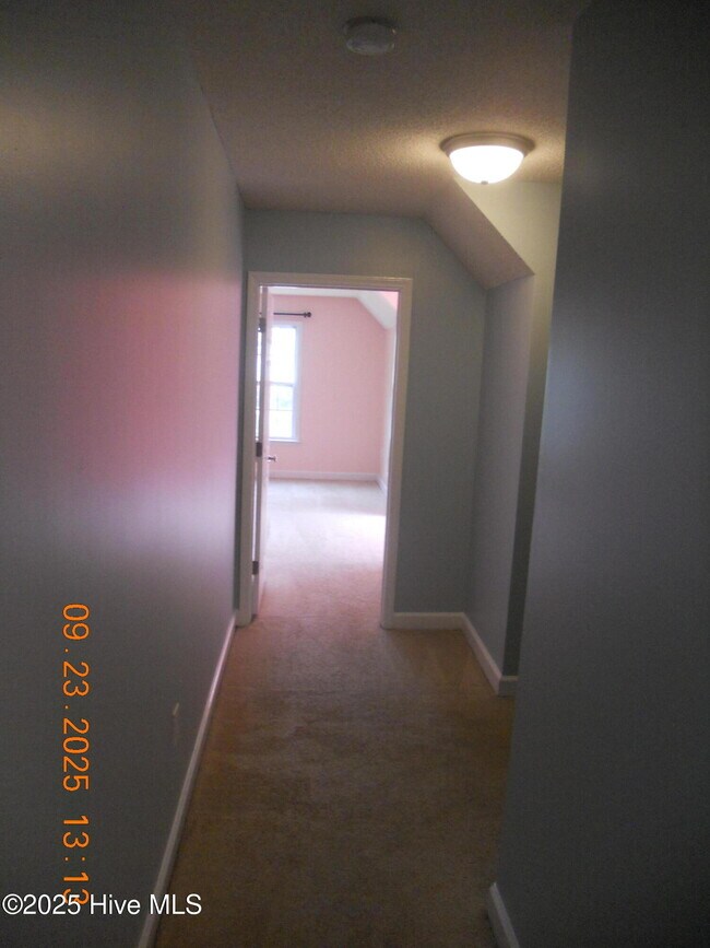 Building Photo - 105 Spring Leaf Ln
