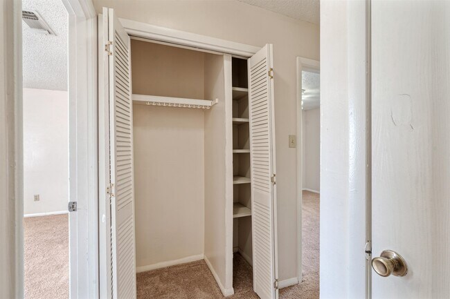 Building Photo - 221 Mary Lou Dr