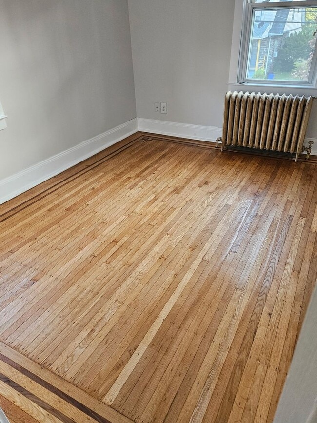 Building Photo - HALF MONTH FREE* Single family home with n...