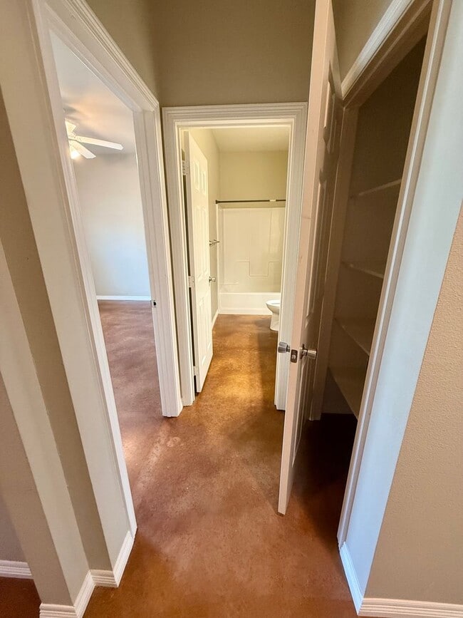 Building Photo - Spacious 3-bed/2-bath with Garage!