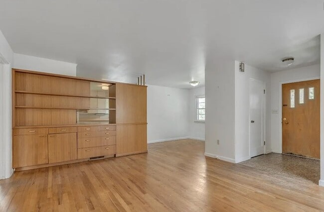Building Photo - Private 1 bedroom