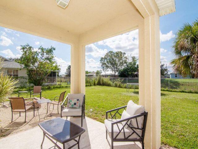 Building Photo - 738 SW Dalton Cir