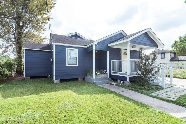 Building Photo - 1305 Idylwild St