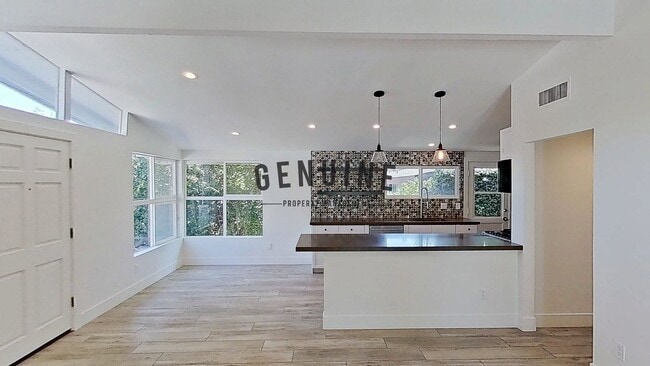 Building Photo - 3Bd 2Ba Home in the Heart of Orange