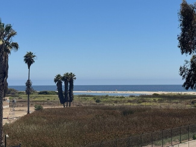 Building Photo - Three minutes from the beach!