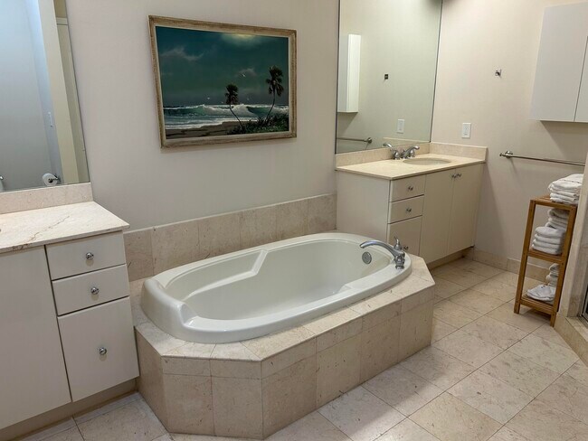 Building Photo - 801 S Olive Ave