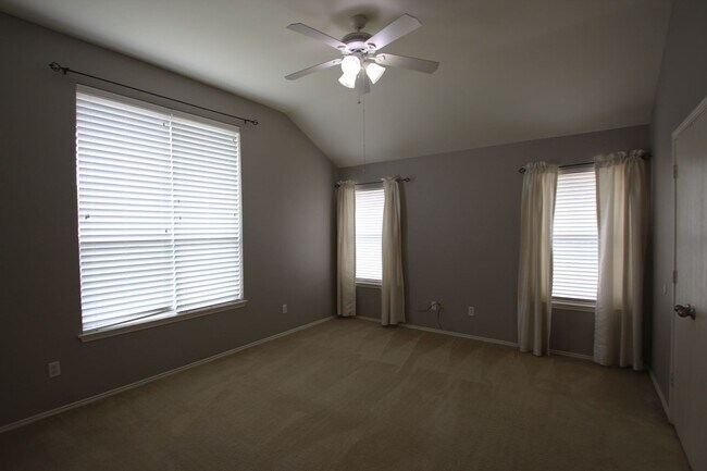 Building Photo - Beautiful 4 bedroom 2 bath home in Flint!