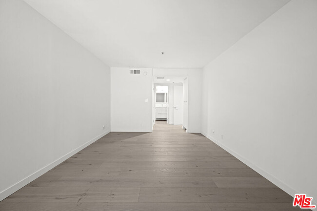 Building Photo - 10660 Wilshire Blvd