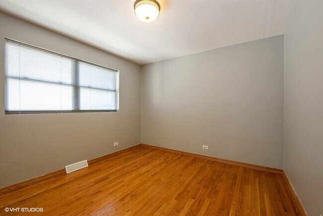 Building Photo - 1835 W Berteau Ave