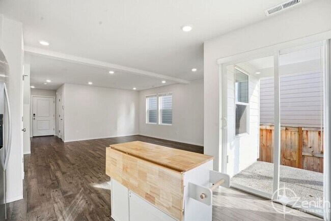 Building Photo - 7805 NE 100th Cir