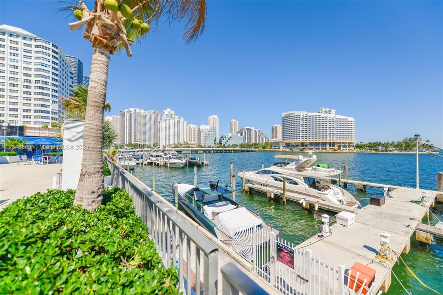 Building Photo - 905 Brickell Bay Dr