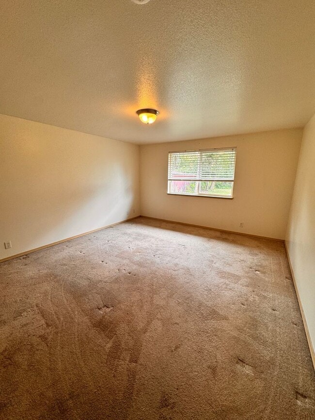 Building Photo - 811 NE Newton Creek Rd