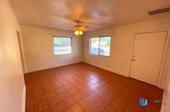 Building Photo - 3-bedroom, 1-bathroom house located in the...