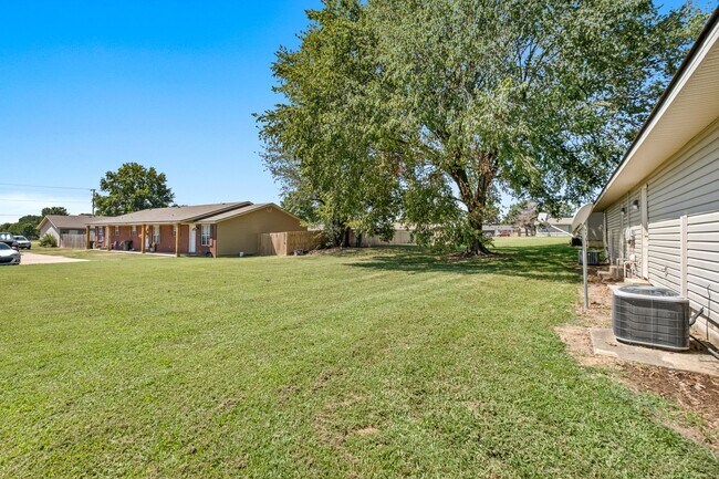 Building Photo - Cozy 2 Bedroom Duplex with Fireplace & Spacious Backyard!