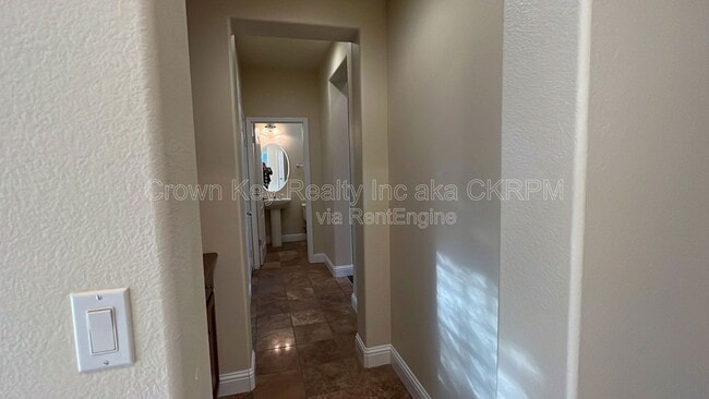 Building Photo - 724 Shelli St