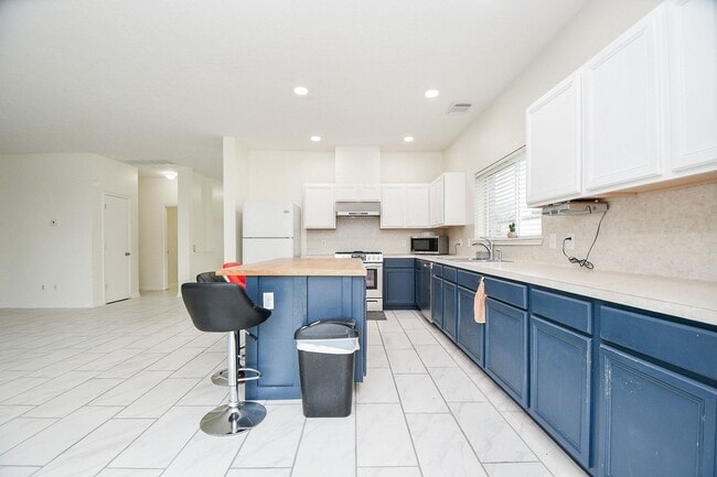 Building Photo - 9641 Weldridge Dr