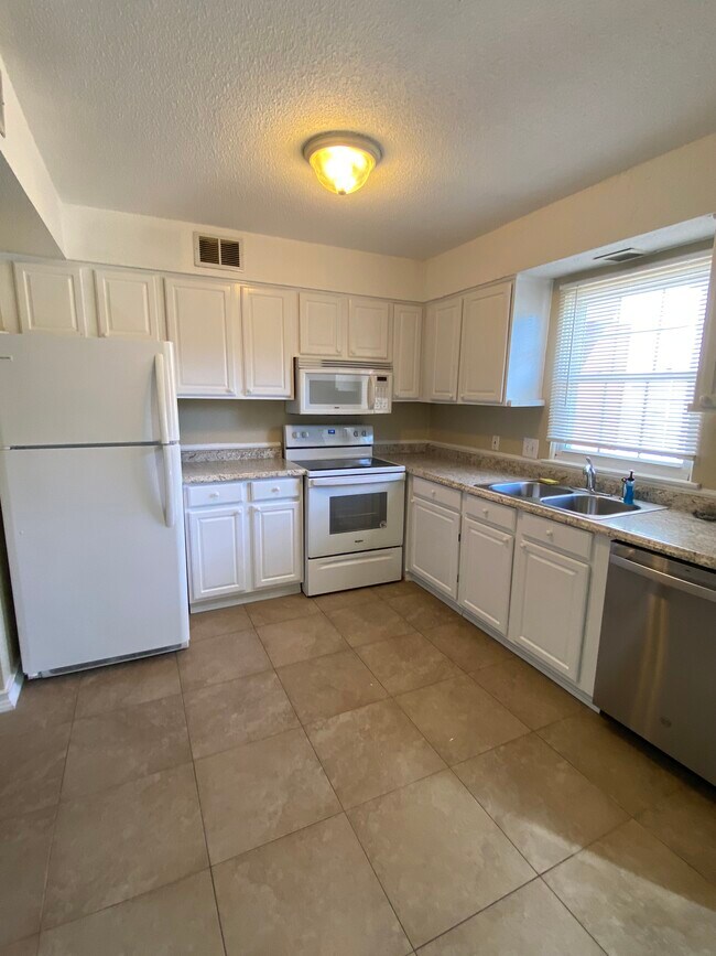 Building Photo - 4768 Champion Ct