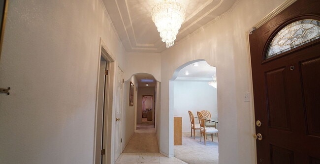 Building Photo - 3-Bedroom with 2 Baths and Spacious 2002 Sq Ft in Los Angeles!