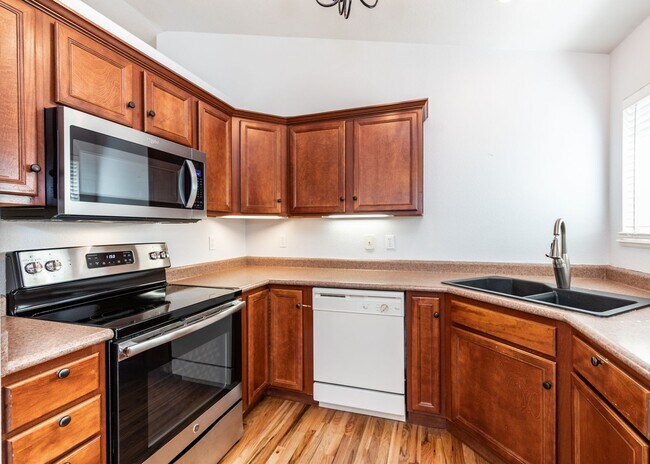 Building Photo - 4 Bed Rancher in District 20!!!