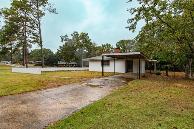 Building Photo - 895 Greg Dr