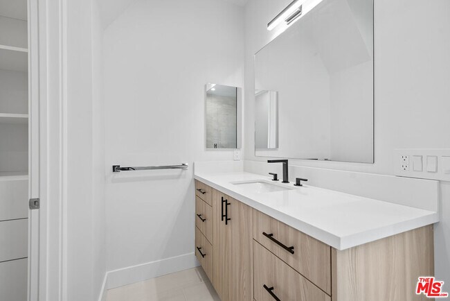 Building Photo - 3232 S Barrington Ave