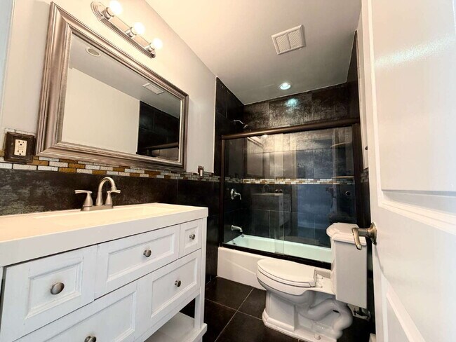 Building Photo - Move in ready, spacious, 4 bedroom, 3 bath single-family home available for rent in Hackensack, NJ.