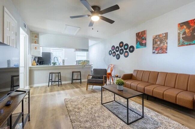 Building Photo - 6302 Manor Rd