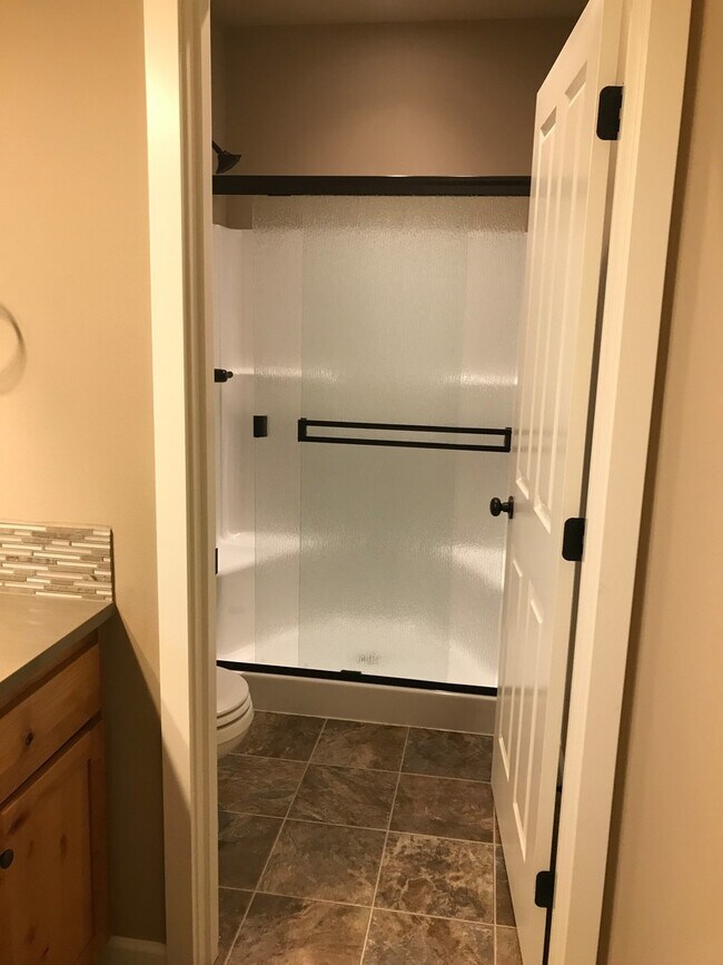 Building Photo - Single Level Home 3 Bedroom / 2 Bathroom in NW Redmond Oregon