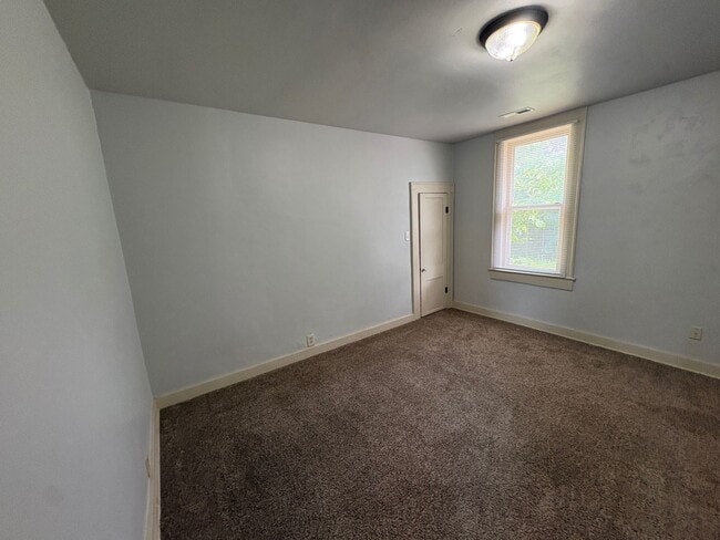 Building Photo - Charming 2 Bedroom Home