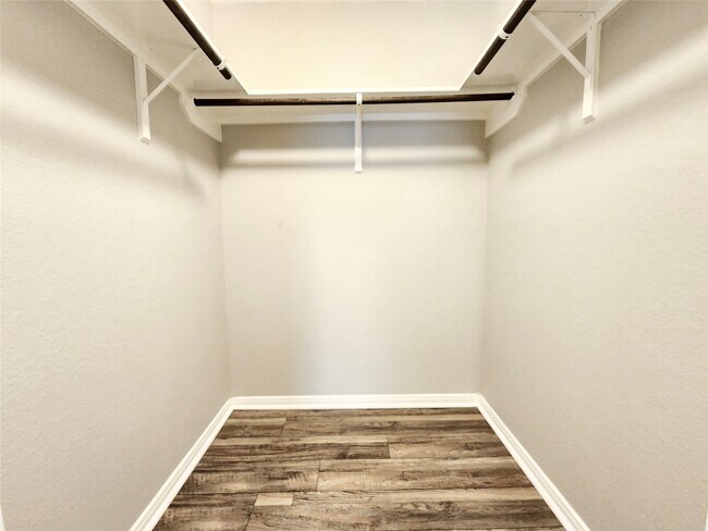 Building Photo - 4407 Greenleaf Dr