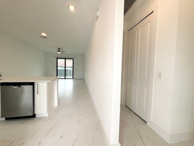 Building Photo - 4400/4402 Golfview Blvd