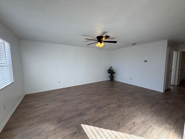 Building Photo - So much light in this perfect two bedroom