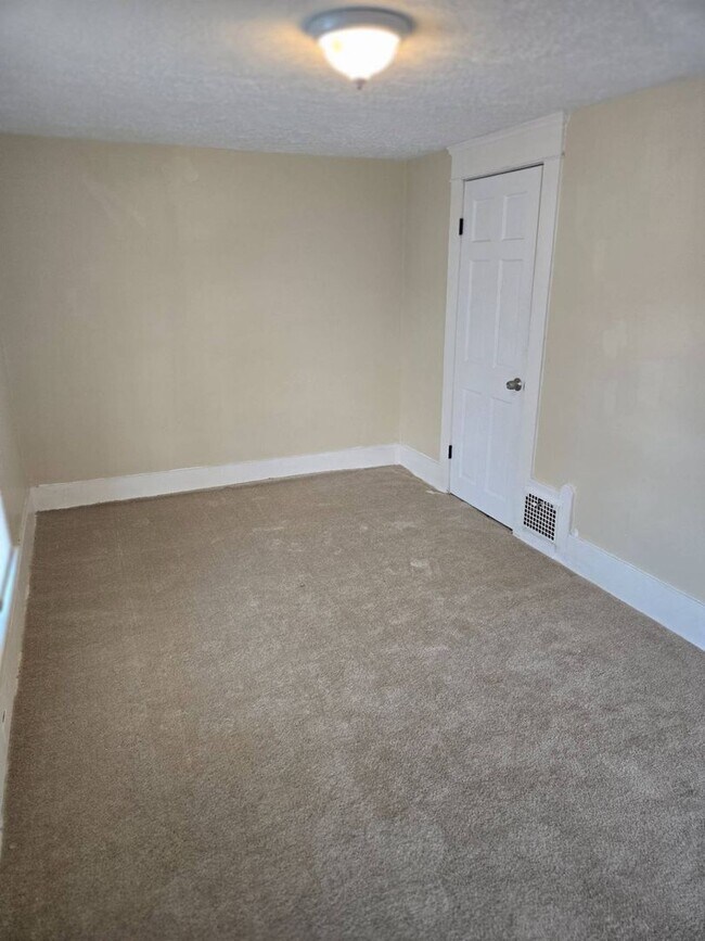 Building Photo - Charming 2-Bedroom Property in Prime Location (Section 8 Vouchers Accepted)