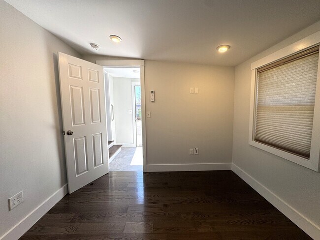 Building Photo - 142 Main St