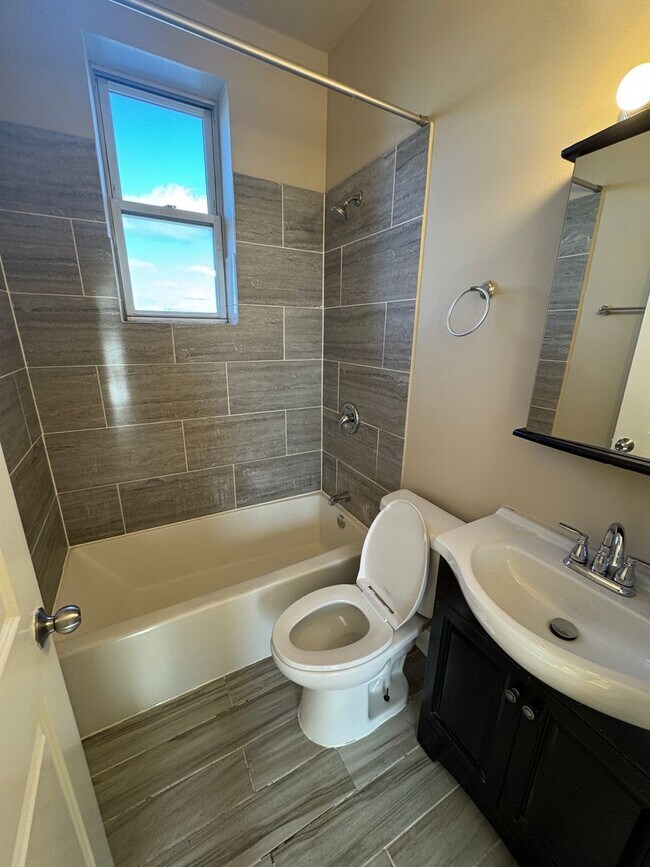 Building Photo - 6507 S Ingleside Ave