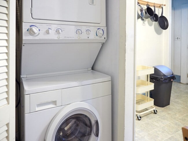 Building Photo - R0504