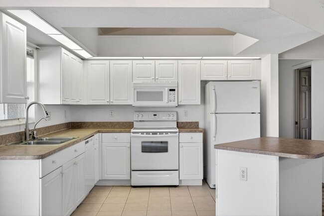 Building Photo - Cozy 3 Bed 2 Bath Home Available Immediately