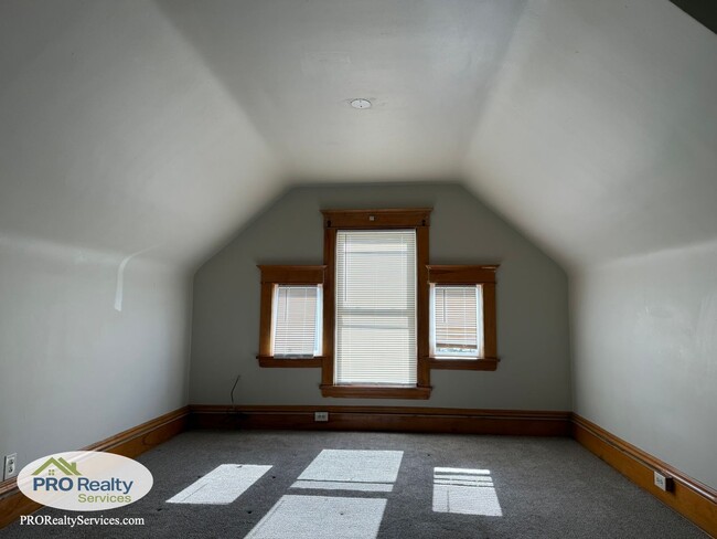 Building Photo - Updated 3 Bedroom House **Free November Rent with a November 2025 Move In**