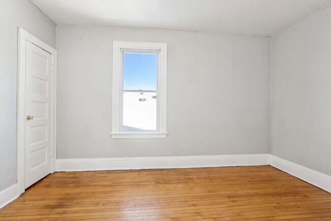 Building Photo - 2 bed 1 bath apartment newly remodeled, lo...