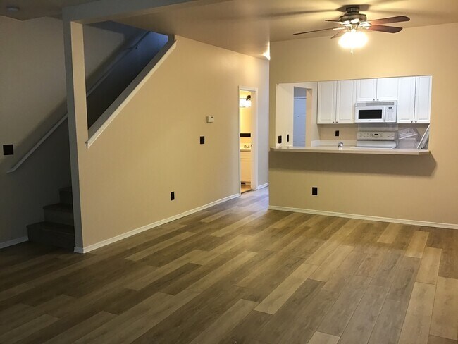 Building Photo - 2 Bed 2.5 Bath Townhouse with Lake access