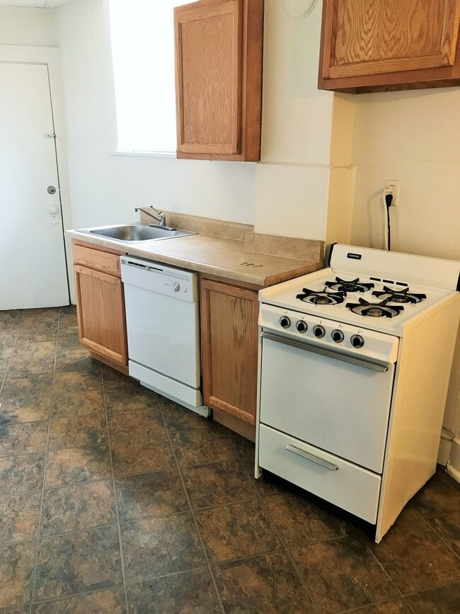 Building Photo - LARGE, RECENTLY UPDATED HOME AVAILABLE FOR AUGUST!