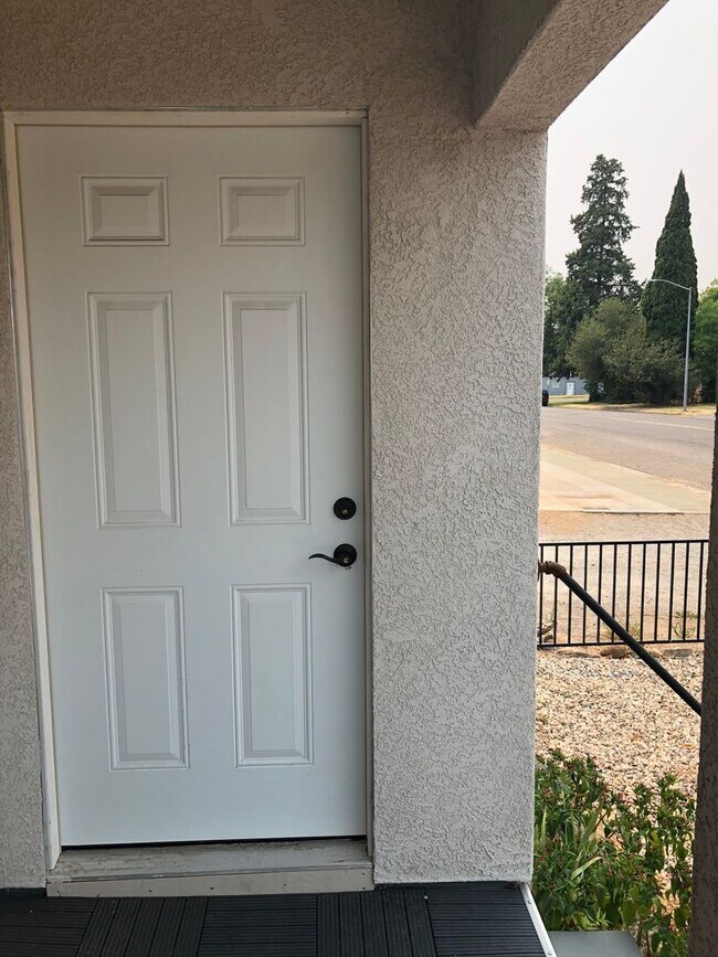 Building Photo - Charming 1 Bedroom Home With Yard