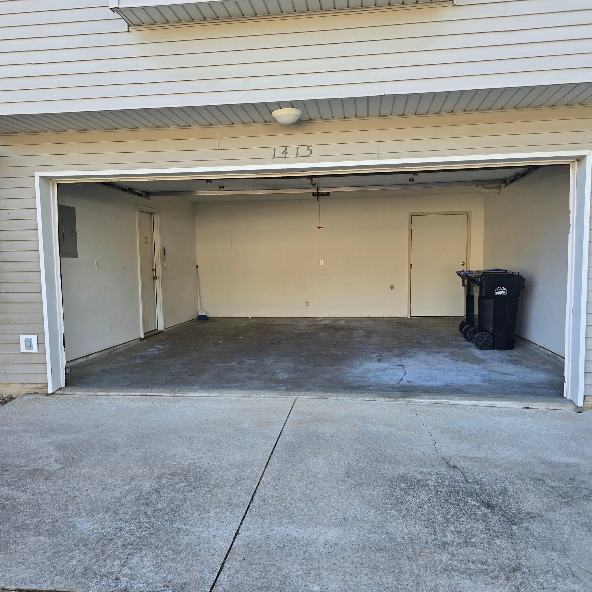 2 Car Garage - 1415 Kodiak Ct
