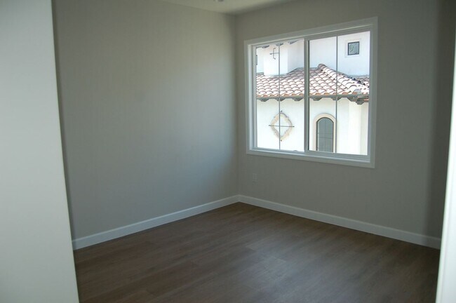 Building Photo - 425 W Duarte Rd