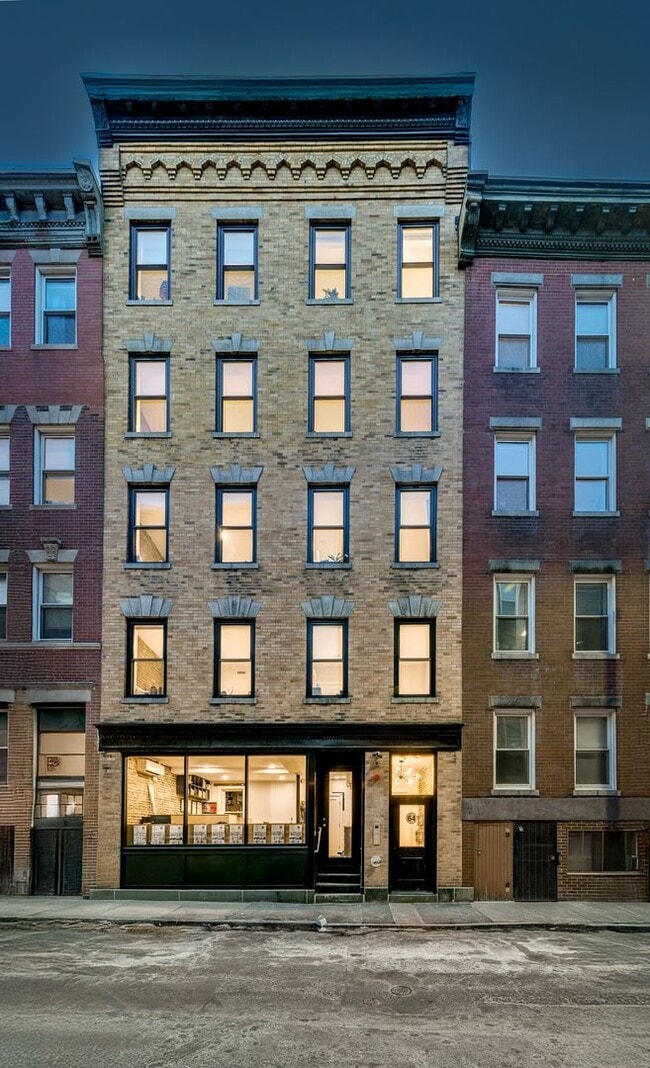 Building Photo - Nicely renovated 2 bed condo in the heart of the North End.
